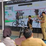 Gubernur Sumatera Utara (Sumut) Muhammad Bobby Afif Nasution memberikan. hadiah sepeda motor kepada peserta didik saat membuka Masa Pengenalan Lingkungan Sekolah (MPLS) bagi siswa baru SMA, SMK, dan SLB Negeri Tahun Pelajaran 2026/2027 se-Sumut di SMA Negeri 1 Binjai, Senin (13/7/2026). Foto/Diskominfo Sumut