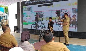 Gubernur Sumatera Utara (Sumut) Muhammad Bobby Afif Nasution memberikan. hadiah sepeda motor kepada peserta didik saat membuka Masa Pengenalan Lingkungan Sekolah (MPLS) bagi siswa baru SMA, SMK, dan SLB Negeri Tahun Pelajaran 2026/2027 se-Sumut di SMA Negeri 1 Binjai, Senin (13/7/2026). Foto/Diskominfo Sumut