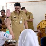 Bobby Nasution menyapa siswa di SMU Negeri 1 Binjai. (Kominfo Sumut Dok)
