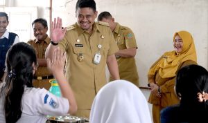 Bobby Nasution menyapa siswa di SMU Negeri 1 Binjai. (Kominfo Sumut Dok)