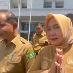 Wakil Bupati Langkat Tiorita Surbakti menerima SK Plt Bupati Langkat yang diserahkan Gubernur Sumatera Utara Bobby Nasution, Senin (6/7/2026).