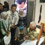 wakilGubernur Sumut Surya langsung praktik membatik dan mencantingkan lilin panas di atas kain katun yang telah diberi pola dasar di PRSU.