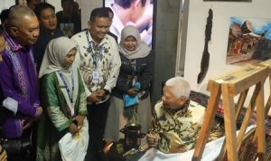 wakilGubernur Sumut Surya langsung praktik membatik dan mencantingkan lilin panas di atas kain katun yang telah diberi pola dasar di PRSU.