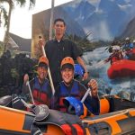 Pemandu Paviliun Serdang Bedagai berfoto di depan boat arung jeram Bah Bolon di PRSU 2026 di Medan. Destinasi tersebut menjadi salah satu yang paling banyak ditanyakan selama pameran berlangsung.