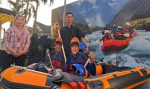 WhatsApp Image 2026-07-10 at 08.22.22 Pemandu Paviliun Serdang Bedagai berfoto di depan boat arung jeram Bah Bolon di PRSU 2026 di Medan. Destinasi tersebut menjadi salah satu yang paling banyak ditanyakan selama pameran berlangsung.