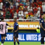 Pemain Timnas Uruguay terlihat bersedih usai kalah 0-1 dari Spanyol di laga terakhir penyisihan Grup H Piala Dunia di Stadion Guadalajara, Sabtu (27/6/22026). Uruguay gagal melaju ke babak 32 besar. Foto: Reuters