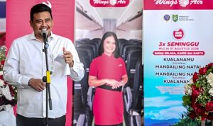 010826_GUBSU_WINGS AIR_TERBANG PERDANA_MADINA_08.jpg Gubernur Sumatera Utara (Sumut) Muhammad Bobby Afif Nasution meresmikan penerbangan perdana maskapai Wings Air (Lion Group) rute Bandara Internasional Kualanamu (KNO) menuju Bandara Jenderal Besar AH Nasution di Kabupaten Mandailing Natal (MADINA), di Bandara Kualanamu International Airport, Sabtu (1/8/2026). Foto/Diskominfo Sumut