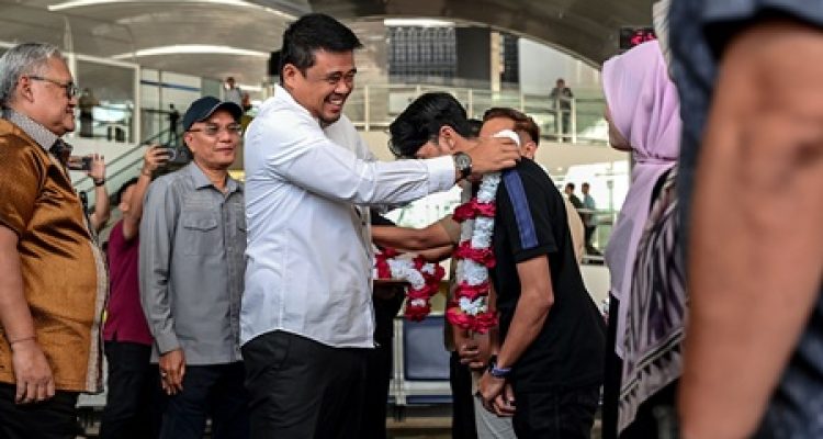 Gubernur Sumatera Utara (Sumut) Muhammad Bobby Afif Nasution didampingi sejumlah OPD dan jajaran Direksi Lion Group, manajemen PT Angkasa Pura Aviasi, anggota DPR RI, DPRD Sumut, pimpinan daerah, serta instansi aviasi terkait, meresmikan penerbangan perdana maskapai Wings Air (Lion Group) rute Bandara Internasional Kualanamu (KNO) menuju Bandara Jenderal Besar AH Nasution di Kabupaten Mandailing Natal (MADINA), di Bandara Kualanamu International Airport, Sabtu (1/8/2026). Foto/Diskominfo Sumut