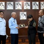 Wakil Gubernur Sumatera Utara (Sumut) Surya didampingi sejumlah Pimpinan Organisasi Perangkat Daerah (OPD) menerima audiensi Direktur Utama PT Indonesia Asahan Akumunium (INALUM) Melati Sarnita beserta jajarannya di ruang kerja Wakil Gubernur Sumut, lantai 9 Kantor Gubernur Sumut, Jalan Diponegoro nomor 30, Medan, Selasa (4/8/20206). Foto/Diskominfo Sumut 