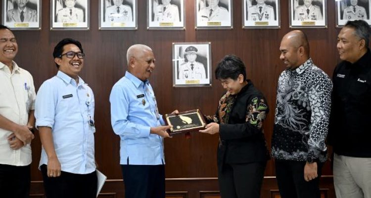 Wakil Gubernur Sumatera Utara (Sumut) Surya didampingi sejumlah Pimpinan Organisasi Perangkat Daerah (OPD) menerima audiensi Direktur Utama PT Indonesia Asahan Akumunium (INALUM) Melati Sarnita beserta jajarannya di ruang kerja Wakil Gubernur Sumut, lantai 9 Kantor Gubernur Sumut, Jalan Diponegoro nomor 30, Medan, Selasa (4/8/20206). Foto/Diskominfo Sumut 