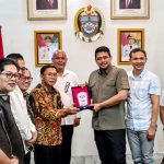 Gubernur Sumatera Utara (Sumut) Muhammad Bobby Afif Nasution di dampingi sejumlah OPD menerima audiensi Banua Niha Keriso Protestan (BNKP) di kediaman sementaranya di Gunungsitoli, Rabu (5/8/2026). Foto/Diskominfo Sumut