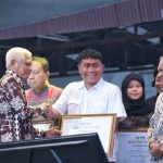 Penghargaan diserahkan Wakil Gubernur Sumatera Utara, H Surya BSc, kepada Wakil Bupati Deliserdang, Lom Lom Suwondo SS, pada penutupan PRSU di Jalan Gatot Subroto, Medan, Minggu (2/8/2026). Foto/ Diskominfostan Deliserdang 