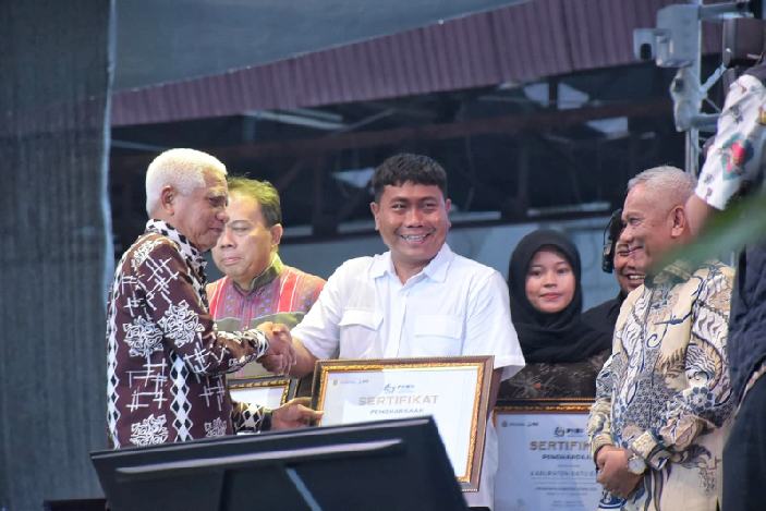 Penghargaan diserahkan Wakil Gubernur Sumatera Utara, H Surya BSc, kepada Wakil Bupati Deliserdang, Lom Lom Suwondo SS, pada penutupan PRSU di Jalan Gatot Subroto, Medan, Minggu (2/8/2026). Foto/ Diskominfostan Deliserdang 