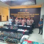 Kapolrestabes Medan Kombes Pol Calvijn Simanjuntak saat memaparkan keberhasilan personel mengungkap kasus kejahatan jalanan seperti curat, curas dan curanmor di Mapolrestabes Medan, Selasa (4/8/2026).