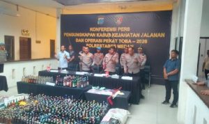 IMG-20260805-WA0004_resize_60 Kapolrestabes Medan Kombes Pol Calvijn Simanjuntak saat memaparkan keberhasilan personel mengungkap kasus kejahatan jalanan seperti curat, curas dan curanmor di Mapolrestabes Medan, Selasa (4/8/2026).