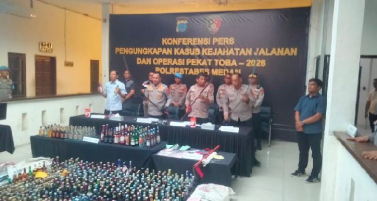 Kapolrestabes Medan Kombes Pol Calvijn Simanjuntak saat memaparkan keberhasilan personel mengungkap kasus kejahatan jalanan seperti curat, curas dan curanmor di Mapolrestabes Medan, Selasa (4/8/2026).