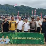 Kadispora Kabupaten Mandailing Natal, Parlin Lubis, AP., M.Si, bersama pemilik Sport Center, Maraginda Hakim, secara resmi membuka turnamen olahraga "Maraginda Hakim Cup I", Rabu (5/8/2026), di Sport Center Kotanopan, Saba Arambir.