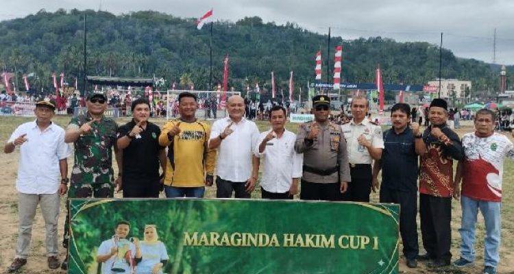 Kadispora Kabupaten Mandailing Natal, Parlin Lubis, AP., M.Si, bersama pemilik Sport Center, Maraginda Hakim, secara resmi membuka turnamen olahraga "Maraginda Hakim Cup I", Rabu (5/8/2026), di Sport Center Kotanopan, Saba Arambir.