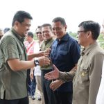 Gubernur Sumatera Utara (Sumut) Muhammad Bobby Afif Nasution disambut Komisi D DPRD Sumut setibanya di Bandara Binaka, Gunungsitoli, Rabu (5/8/2026).