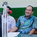 Wali Kota saat menjadi narasumber dalam dialog podcast bertajuk "SP3 Catin, Langkah Awal Wujudkan Generasi Bebas Stunting" yang diselenggarakan oleh Dinas Komunikasi dan Informatika (Diskominfo) Kota Tebingtinggi di Radio Dis FM, Jalan Yos Sudarso, Kamis (6/8/2026).