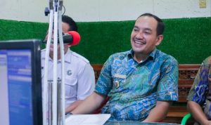 Wali Kota saat menjadi narasumber dalam dialog podcast bertajuk "SP3 Catin, Langkah Awal Wujudkan Generasi Bebas Stunting" yang diselenggarakan oleh Dinas Komunikasi dan Informatika (Diskominfo) Kota Tebingtinggi di Radio Dis FM, Jalan Yos Sudarso, Kamis (6/8/2026).