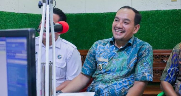Wali Kota saat menjadi narasumber dalam dialog podcast bertajuk "SP3 Catin, Langkah Awal Wujudkan Generasi Bebas Stunting" yang diselenggarakan oleh Dinas Komunikasi dan Informatika (Diskominfo) Kota Tebingtinggi di Radio Dis FM, Jalan Yos Sudarso, Kamis (6/8/2026).