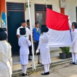 Jalaluddin, S.H., M. S.i, Kepala Madrasah Amin Darusalam, saat menjadi inspektur upacara.