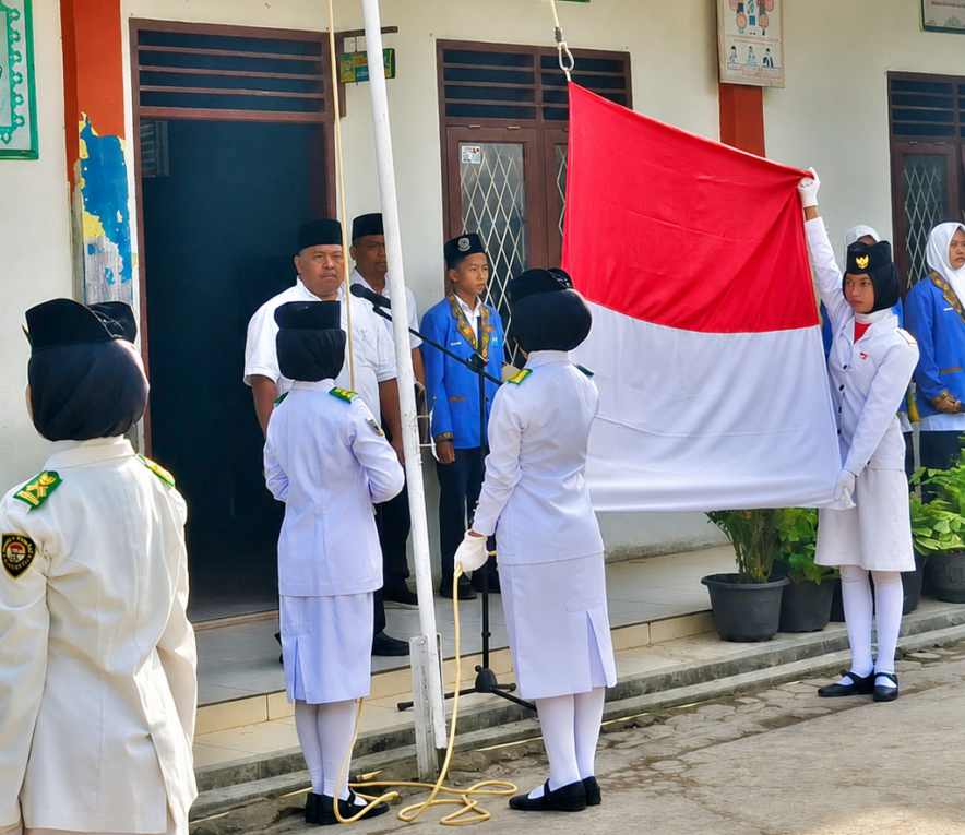Jalaluddin, S.H., M. S.i, Kepala Madrasah Amin Darusalam, saat menjadi inspektur upacara.