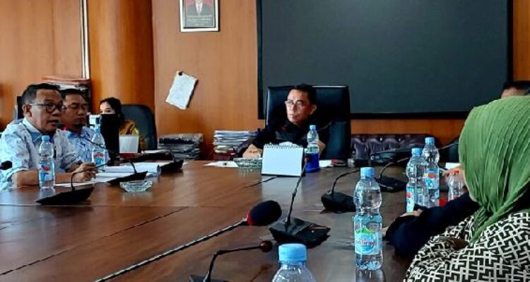 Komisi IV DPRD Kota Medan menerima warga Jalan Seroja Gg Anggrek lingkungan 4, Kelurahan Sunggal, Kecamatan Medan Sunggal, mengadu soal berdirinya tembok yang membuat akses jalan umum terganggu, Senin (12/10/2026).