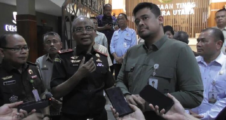 Gubernur Sumatera Utara, Bobby Afif Nasution (kanan) Kajati Sumut Muhibuddin SH (kiri) saat diwawancara wartawan di Kantor Kejaksaan Tinggi Sumatera Utara (Kejati Sumut) di Jalan AH Nasution, Selasa (13/10/2026).