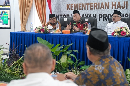 Pj. Sekdaprov Sumut, Timur Tumanggor menghadiri Kunjungan Kerja Spesifik Komisi VIII DPR RI dalam rangka Pengawasan Terhadap Persiapan Penyelenggaran Ibadah Haji 1448 H di Aula Kantor Kementerian Ibadah Haji dan Umroh Sumut, Asrama Haji Embarkasi Medan, Jalan AH Nasution, Medan, Jum'at (2/10/2026). Foto/Diskominfo Sumut