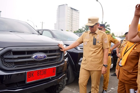 Rico Wass memeriksa Kendaraan Dinas dan Operasional Pemko Medan, Selasa (6/10/2026) di halaman Lotte Grosir Medan.